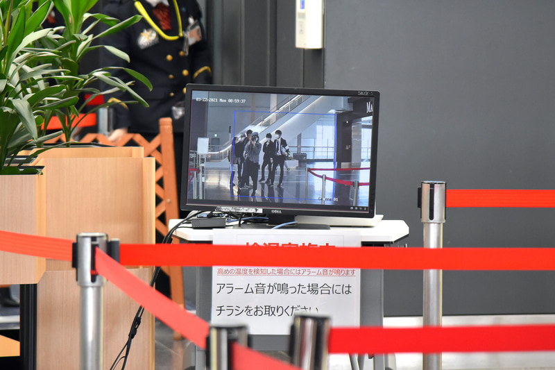 近づくと顔の部分に枠が出て体温が表示されるモニター