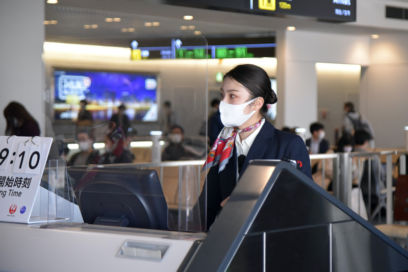 搭乗ゲート横のカウンターにも透明パーティションを設置