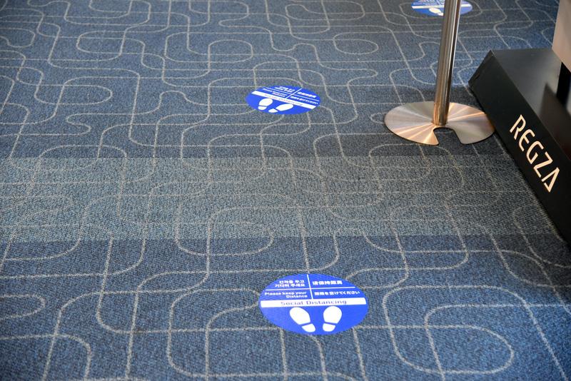 足元に距離を保つためのマークが貼られていた