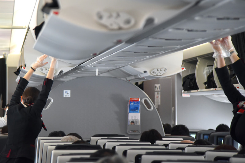 荷物入れの開閉など人の触れる部分の作業は常に手袋を着用している