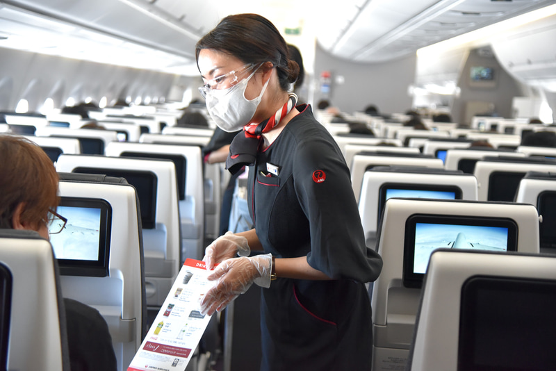 ドリンク提供時も手袋とセフティーグラス、マスクを着用