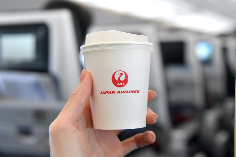 ドリンクは紙パックからペーパーカップでの提供に戻っている