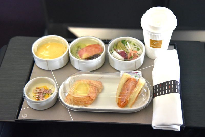 ファーストクラスの食事提供は原則としてフタを被せたまま、個包装の状態で提供中