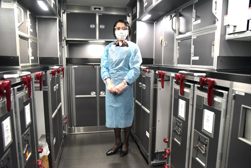 清掃前にはガウンやフェイスシールド、手袋とマスクを着用する