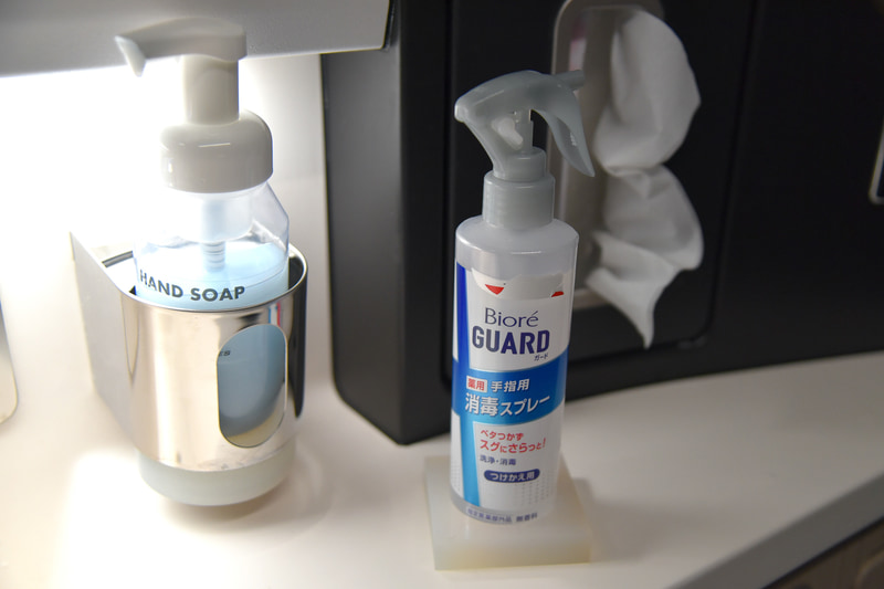 すべてのラバトリーには手指消毒スプレーを常備
