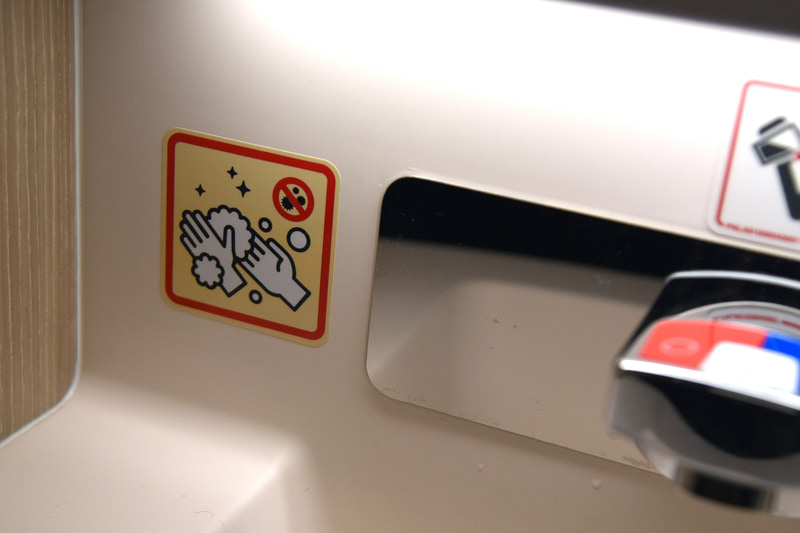 シンク横には手洗いステッカーが貼られていた