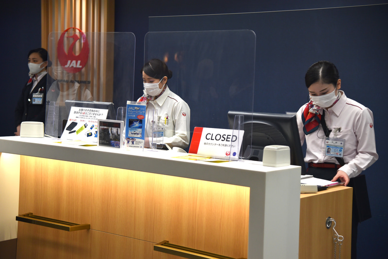 新千歳空港側のチェックインカウンターにもパーティションを設置