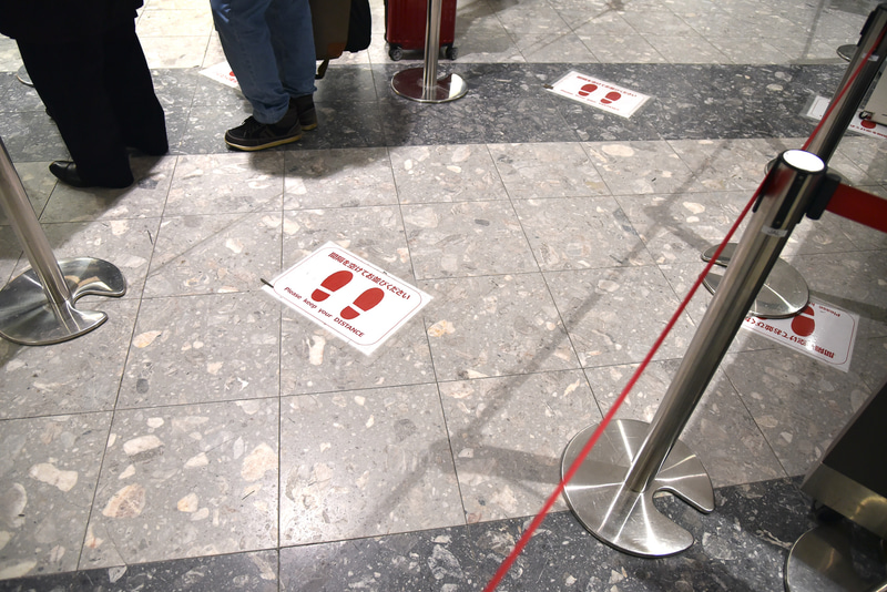 足元にももちろん距離を一定に保つためのマークが貼られている