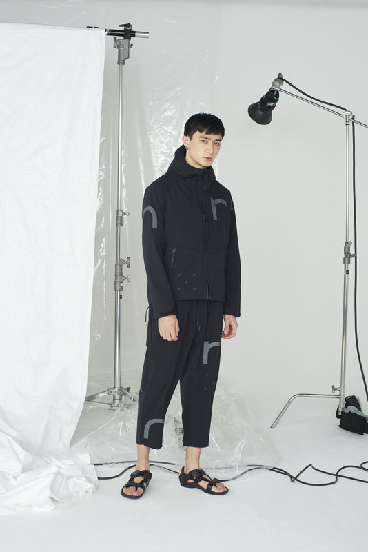 ジャケット「rhrn Utility Jacket」（5万2800円）とパンツ「rhrn Utility Pants」（3万5200円）
