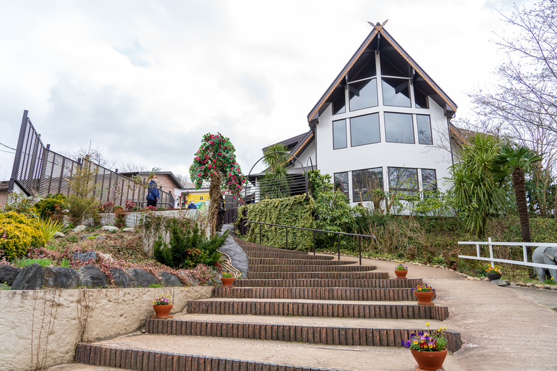 階段を上った先がエントランス