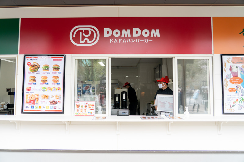 1階にはゾウのシンボルマークでおなじみのドムドムハンバーガーが出店