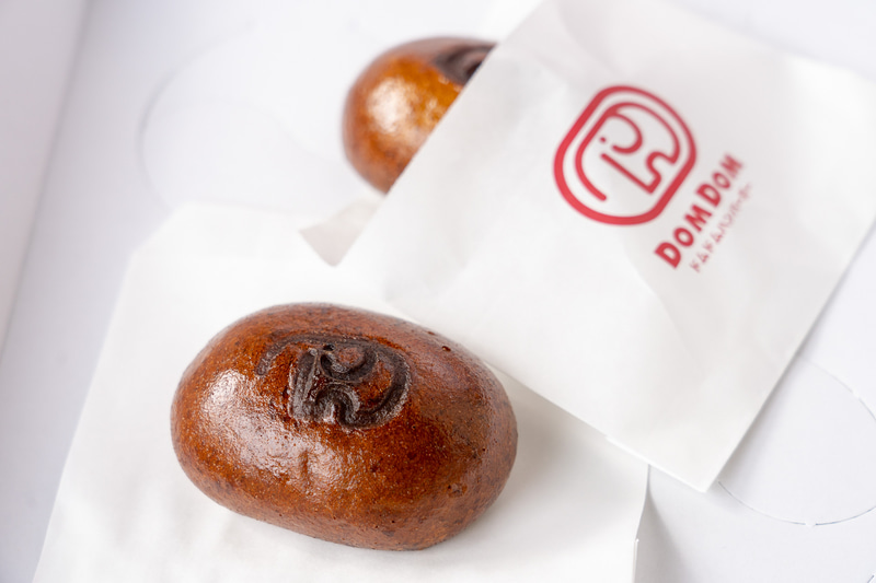 どむぞうくん焼き印が押されたかりんとう饅頭は1個150円。箱入り6個は900円