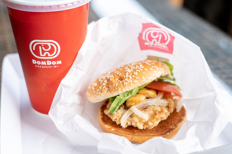 千葉県のソウルフード、味噌ピーナッツを挟んだ味噌ピーチキンバーガー（460円）はここでしか食べられない限定品なのでぜひ！