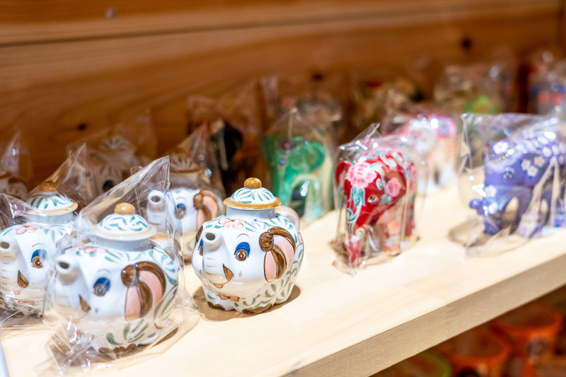 タイの置き物や、ゾウ使いたちもオススメだというタイのインスタントラーメンなども