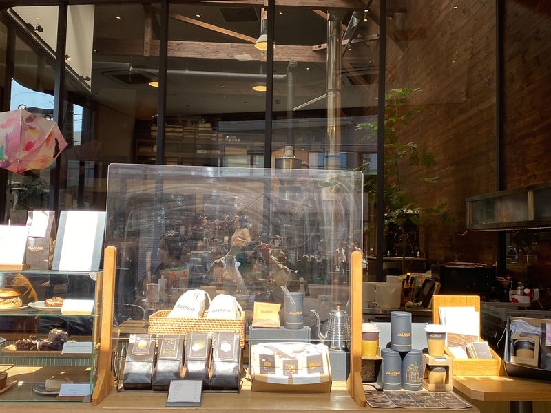 軽食やスイーツ、コーヒー豆も販売