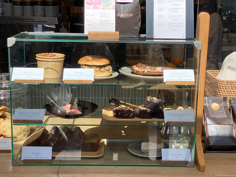 軽食やスイーツ、コーヒー豆も販売