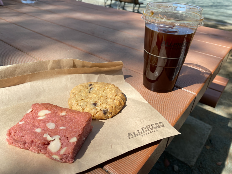 さくらフィナンシェ（グルテンフリー）、オートミール＆チョコレートチップクッキー、アイスロングブラックは氷少なめでオーダー