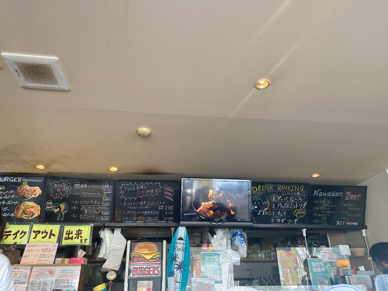 ハワイアン料理やお酒も楽しめる