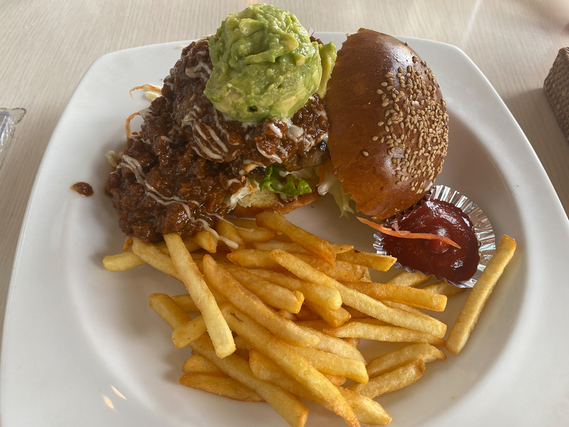 絶品の極上肉づくしバーガー、まるで焼肉を食べているような食べ応えのあるパティ、ゴロゴロお肉のタコミートに悶絶