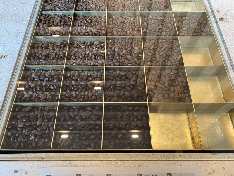 色で焙煎度合いが分かるメニューと、コーヒー豆のサンプル