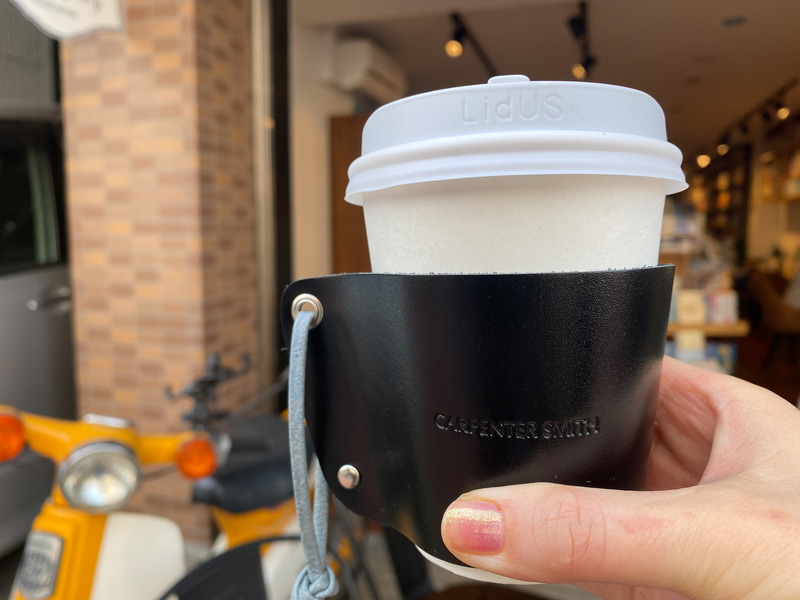「カーペンタースミス」のかわいいコーヒースリーブ。テイクアウトコーヒーに付いてきました