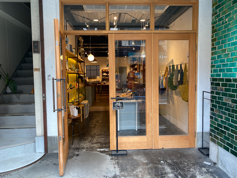 「POTPURRI」の入口は緑のタイルがかわいい