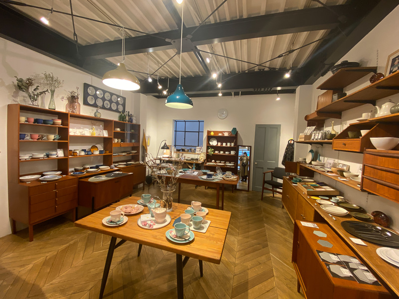 温かみのあるウッディな店内