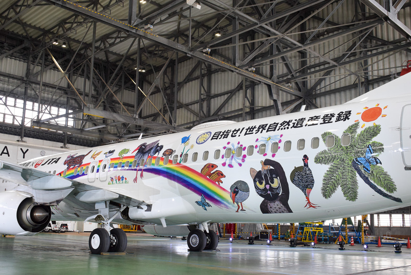 機体左側面の後部。前部から後部までびっしりと動物や植物が散りばめられている