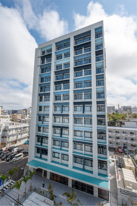 高層階からは泊港・泊大橋越しに東シナ海の眺望が楽しめる地上12階建て