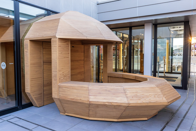 複数のロマンスカーを重ね合わせ浮かび上がったシルエットをもとにデザインした木のオブジェが目印