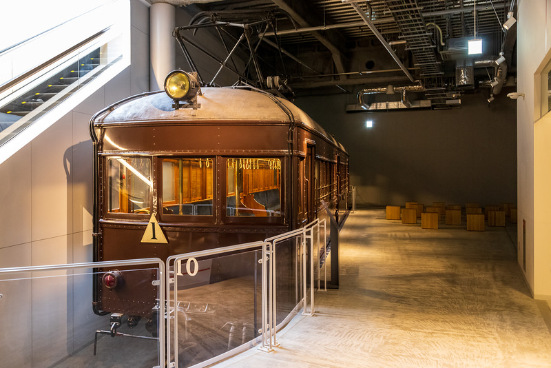 エスカレータ－でエントランスのある2階から1階へ降りると出迎えてくれるモハ1形