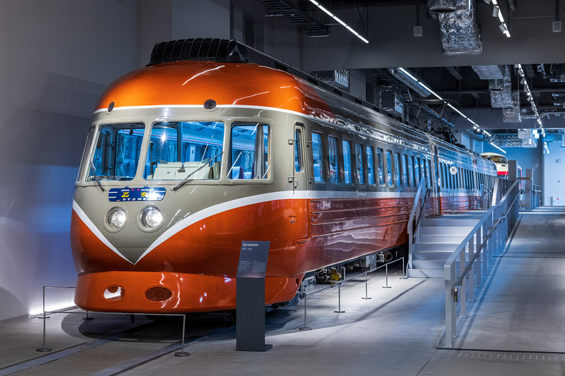 連接台車やバーミリオンオレンジを基調とするカラーリングなどロマンスカーのベースを作り上げたSE（3000形）。デビューした1945年には狭軌鉄道世界最高速度となる145km/hを達成している