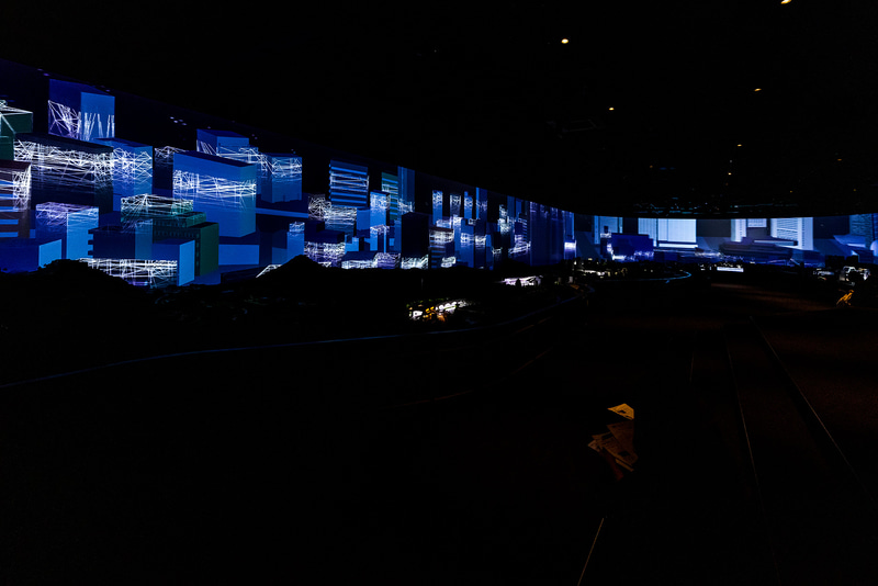 ショー上映中はスクリーンとのコンビネーションでさまざまな演出が行なわれる