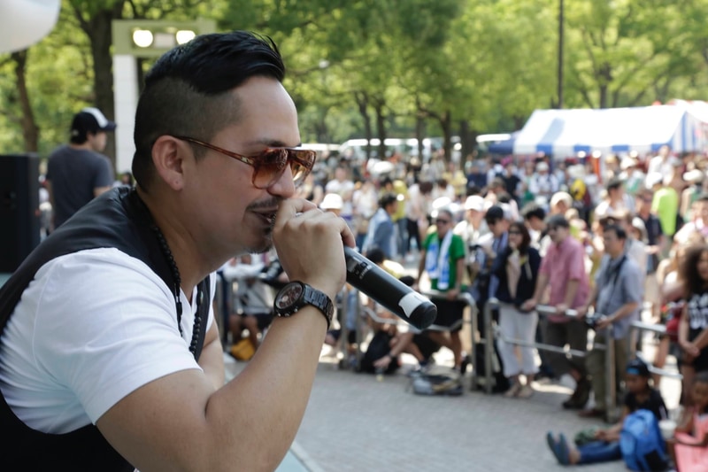 DJが会場内を盛り上げる