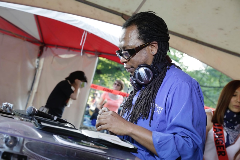 DJが会場内を盛り上げる