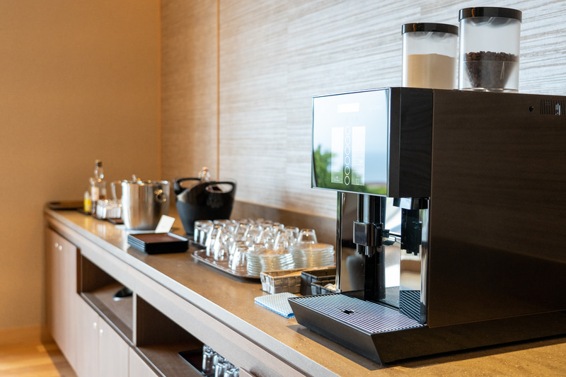 プレミアムラウンジではソフトドリンクのほかにアルコールの提供も。ウイスキーと地元の焼酎があった