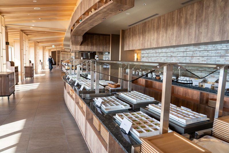 ビュッフェ形式の朝食。おかず類は極力トングは使わず、使い捨て手袋をはめた手で取るスタイル