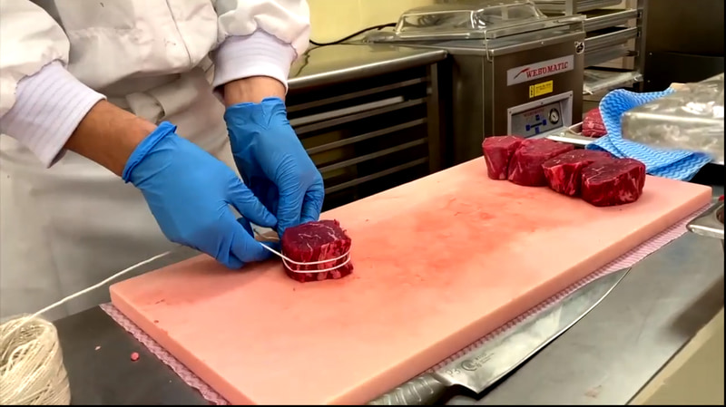 プレパレーションでは、野菜や肉、魚などの下ごしらえをする