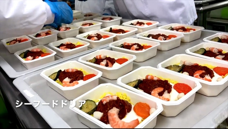 ディッシュアップでは料理を彩りよく盛り付けていく