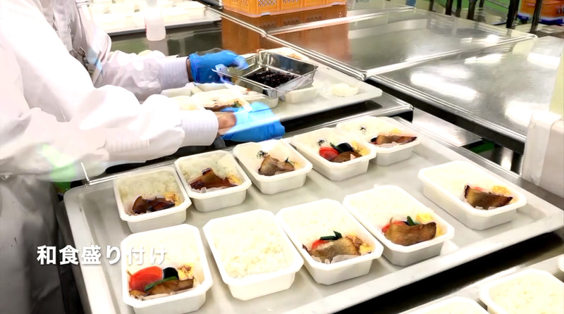 ディッシュアップでは料理を彩りよく盛り付けていく