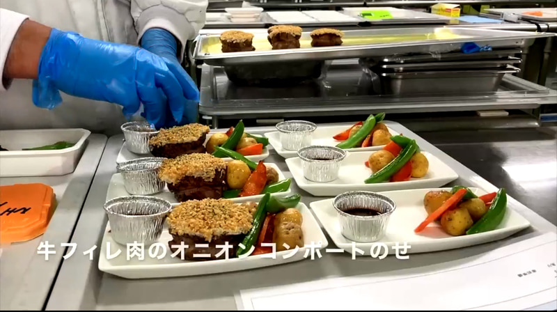 ディッシュアップでは料理を彩りよく盛り付けていく