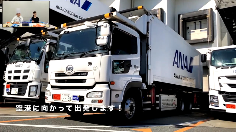 できあがった機内食は、フードローダー車の保冷コンテナで空港まで届けられる。コンテナがリフトで持ち上がり、飛行機に直付けで搬入される