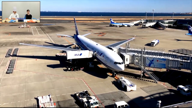 できあがった機内食は、フードローダー車の保冷コンテナで空港まで届けられる。コンテナがリフトで持ち上がり、飛行機に直付けで搬入される