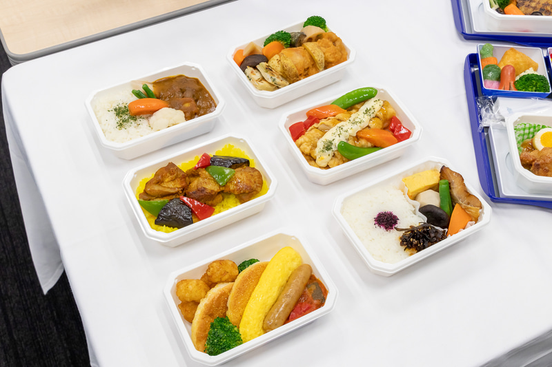 和食セットと洋食セットのメニューを解説し、料理に合うドリンクも紹介