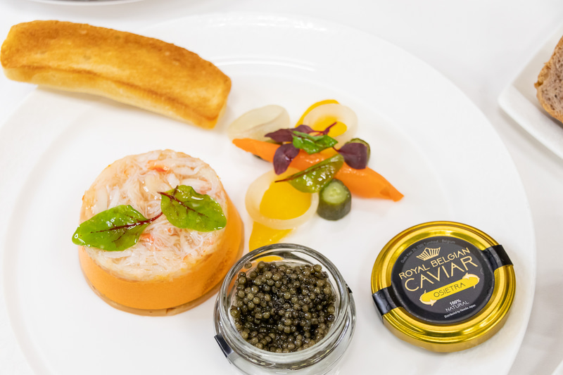 アペタイザーは、赤ピーマンのムースにタラバガニとズワイガニのコンソメジュレをのせ、ベルギー産のキャビアとともにいただく