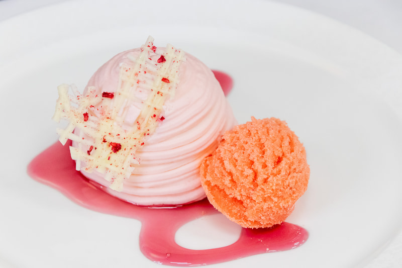 デザートは、さくらモンブランとブラッドオレンジのソルベに赤ワインソースをかけたもの