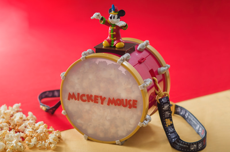 「ミッキーの大演奏会」のコスチュームをきたミッキーマウスが指揮をするシーンを再現したポップコーンバケット
