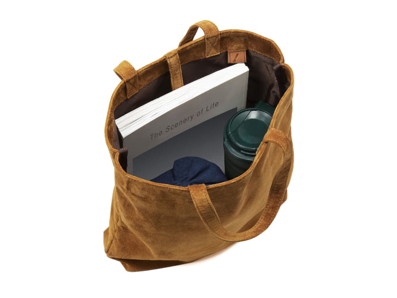 裏地は軽量で柔らかいナイロン生地