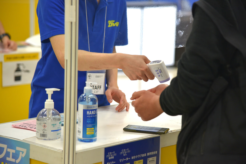 入場前には検温と消毒が徹底されている