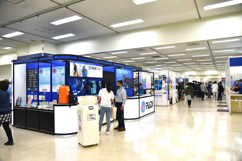 ブース前には除菌用の機械が稼働